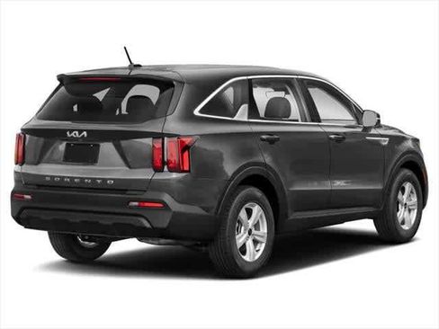 Used 2022 Kia Sorento LX FWD image 2