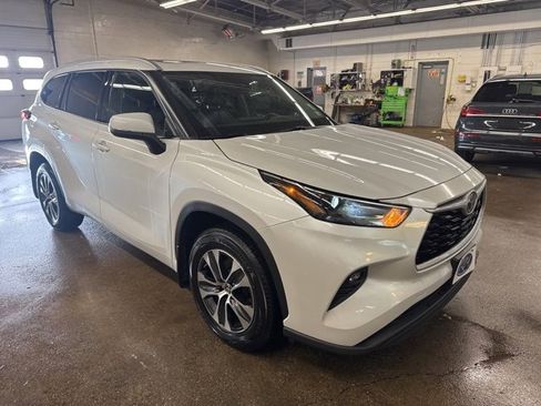 Used 2022 Toyota Highlander XLE image 8