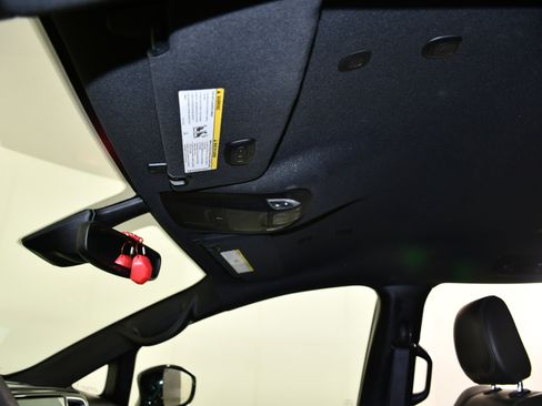 Used 2025 Chrysler Pacifica Select image 39