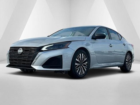 Used 2024 Nissan Altima 2.5 SV image 3