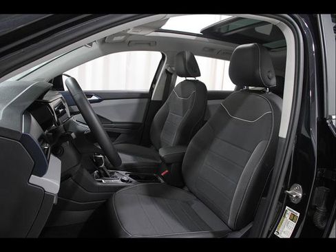 Certified 2023 Volkswagen Taos SE w/ Panoramic Sunroof Package AWD/4WD image 5