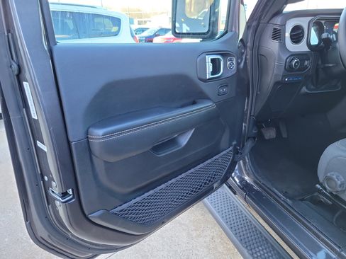 Used 2025 Jeep Wrangler Unlimited Sahara image 6