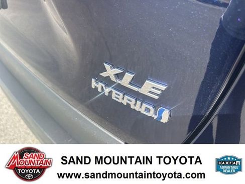 Used 2021 Toyota RAV4 XLE Premium image 9