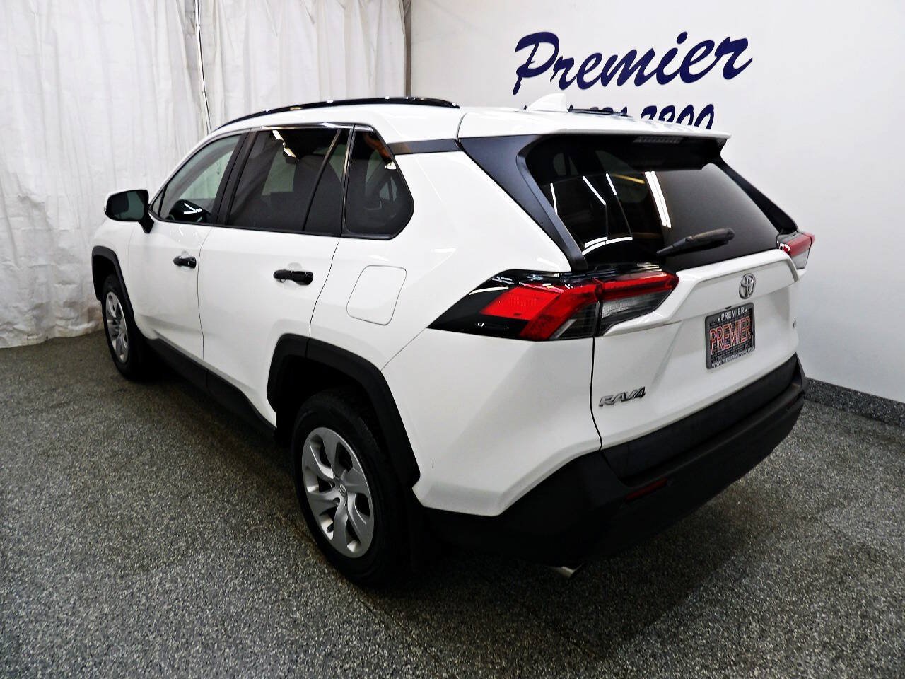 Used 2021 Toyota RAV4 LE FWD image 4