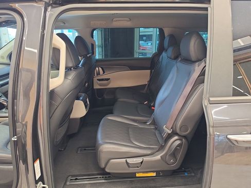 Used 2023 Kia Carnival LX FWD image 32