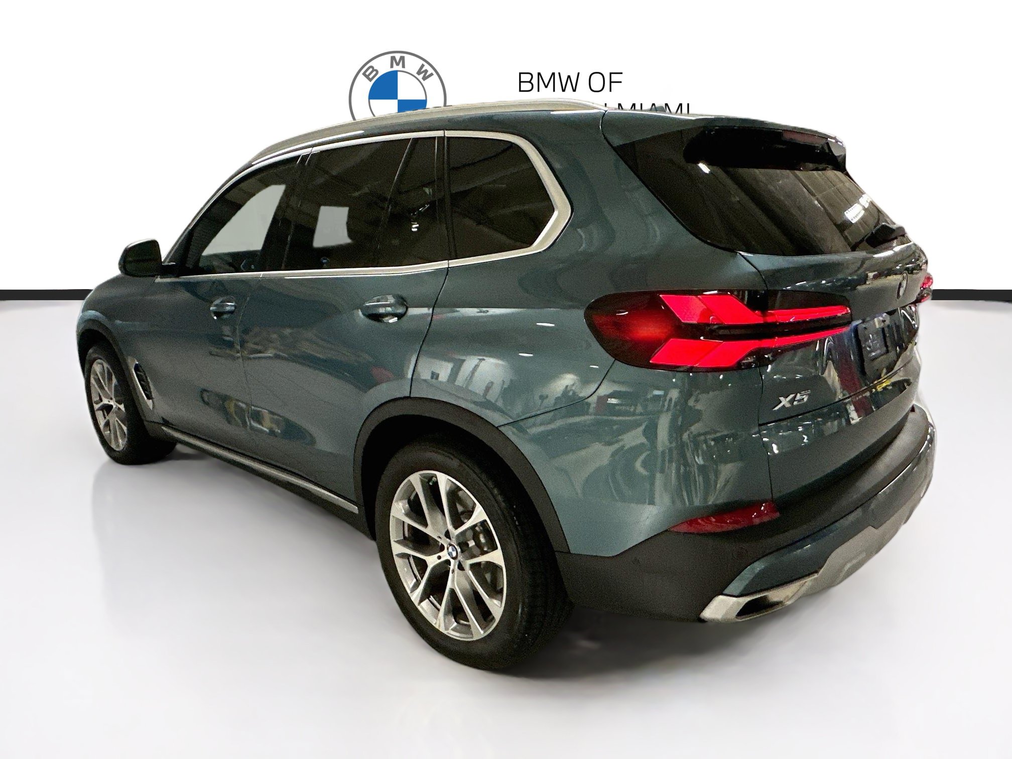 Certified 2024 BMW X5 xDrive40i w/ Parking Assistance Package AWD/4WD image 5