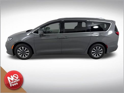 Used 2021 Chrysler Pacifica Touring-L FWD image 7