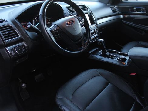 Used 2018 Ford Explorer XLT w/ Equipment Group 202A image 11