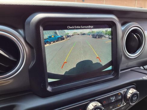 Used 2018 Jeep Wrangler Unlimited Sahara AWD/4WD image 32