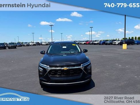 Used 2025 Chevrolet Trax LT FWD image 2