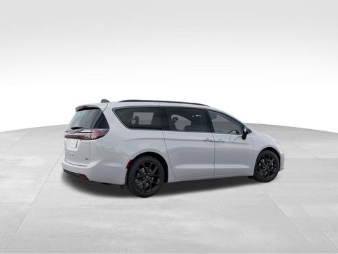 New 2026 Chrysler Pacifica Select w/ S Appearance Package AWD/4WD image 5