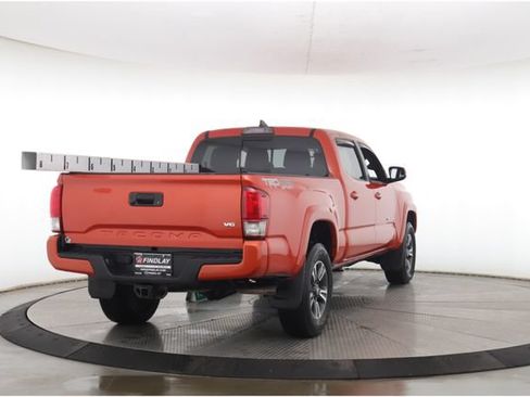 Used 2017 Toyota Tacoma SR5 AWD/4WD image 7