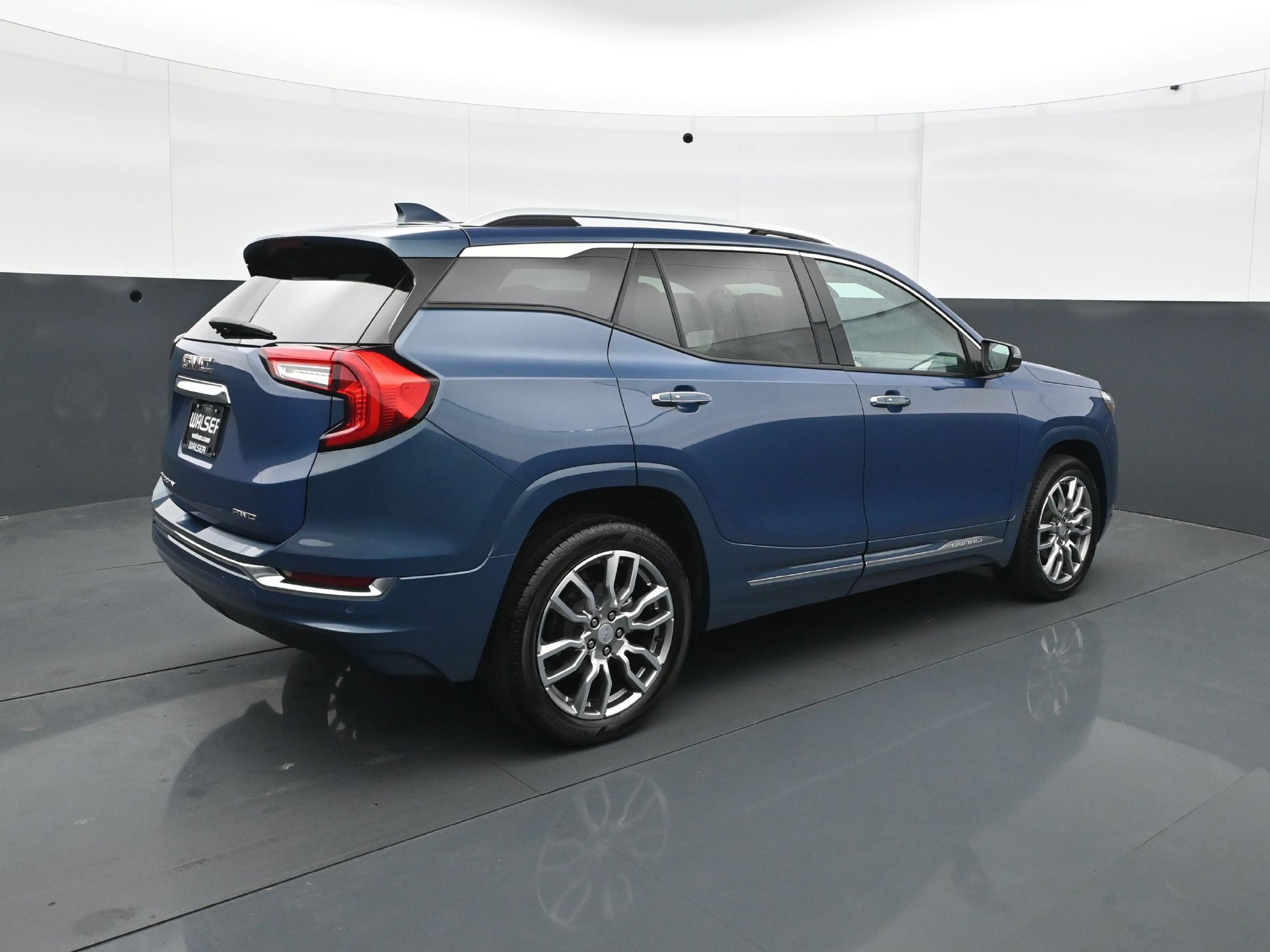 Used 2024 GMC Terrain Denali w/ Denali Premium Package AWD/4WD image 7