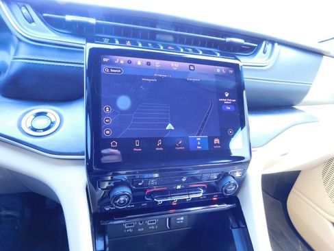 Used 2023 Jeep Grand Cherokee Limited image 10