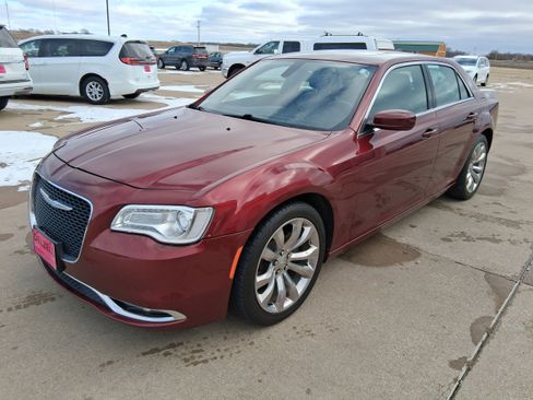 Used 2018 Chrysler 300 Touring L image 1