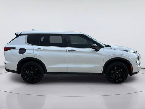 Used 2022 Mitsubishi Outlander SE FWD image 2