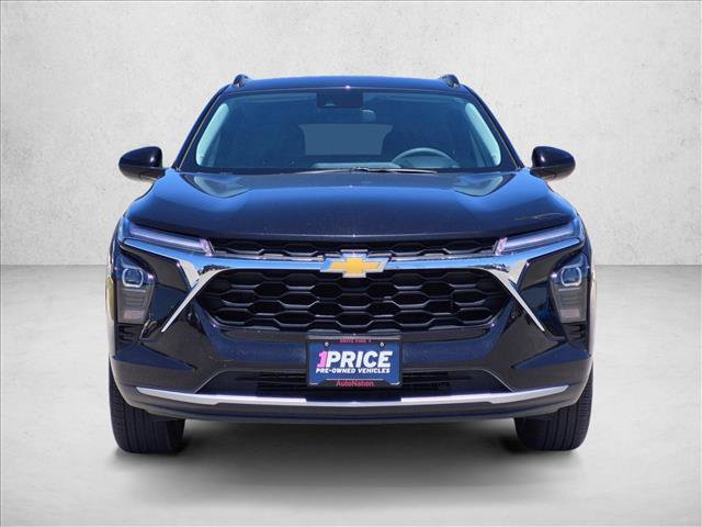 Used 2025 Chevrolet Trax LT FWD image 2