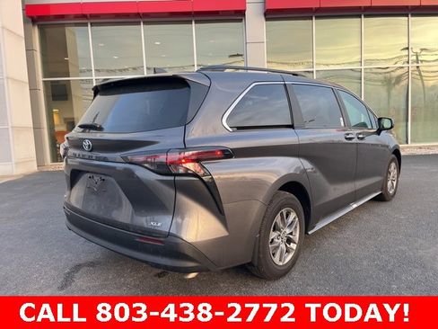 Used 2025 Toyota Sienna XLE image 3
