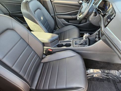 Used 2024 Volkswagen Jetta SE image 4