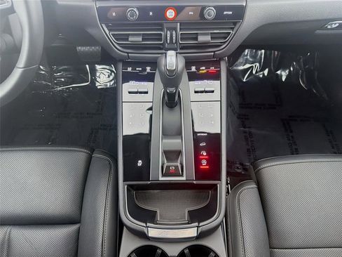 Used 2025 Porsche Macan AWD/4WD image 19