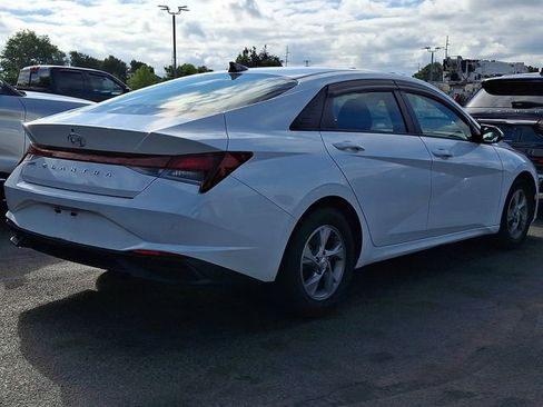 Used 2021 Hyundai Elantra SE FWD image 4