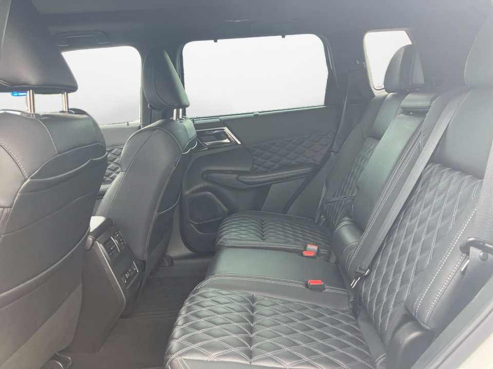 Used 2023 Mitsubishi Outlander SEL AWD/4WD image 16
