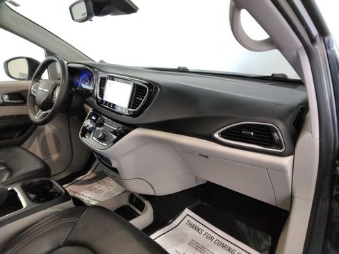 Used 2023 Chrysler Pacifica Touring-L image 42