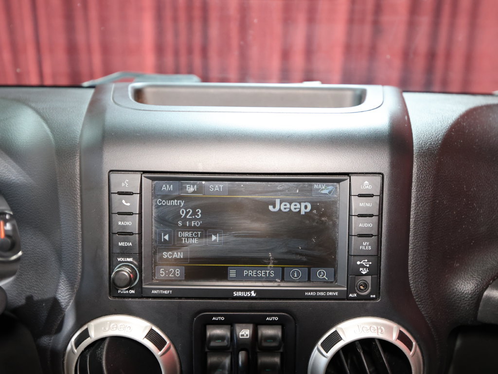 Used 2017 Jeep Wrangler Unlimited Rubicon w/ Connectivity Group AWD/4WD image 17