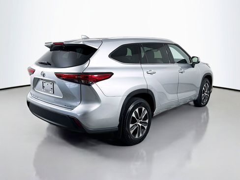 Used 2022 Toyota Highlander XLE AWD/4WD image 9