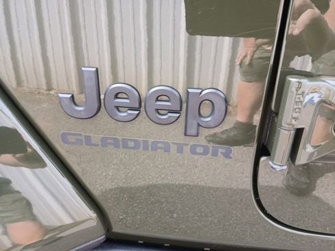 Used 2022 Jeep Gladiator Sport AWD/4WD image 9