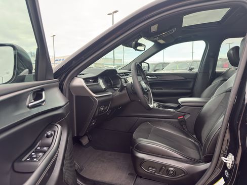 Used 2024 Jeep Grand Cherokee L Altitude AWD/4WD image 10