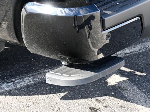 Used 2023 Nissan Frontier SV w/ Technology Package image 12