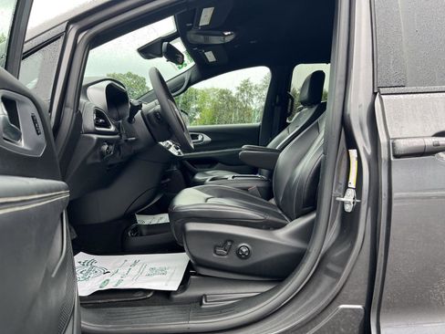 Used 2023 Chrysler Pacifica Touring-L w/ S Appearance Package FWD image 15