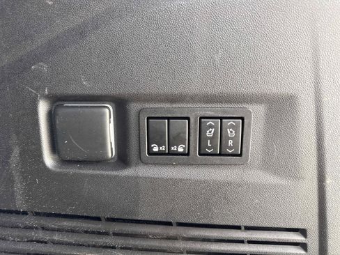 Used 2022 Chevrolet Tahoe LT w/ Luxury Package RWD image 34