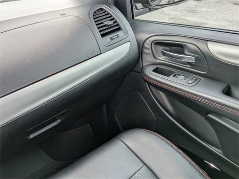 Used 2018 Dodge Grand Caravan GT image 16