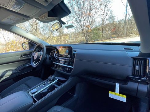 New 2025 Nissan Pathfinder SV image 13