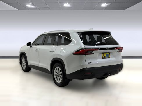 Used 2024 Toyota Grand Highlander AWD image 2