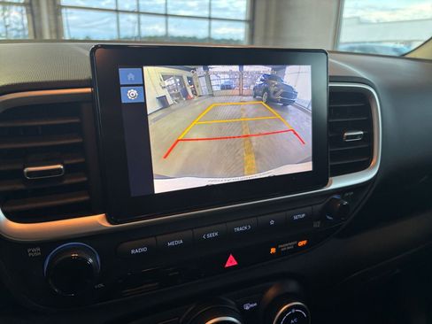 Used 2025 Hyundai Venue SEL image 17