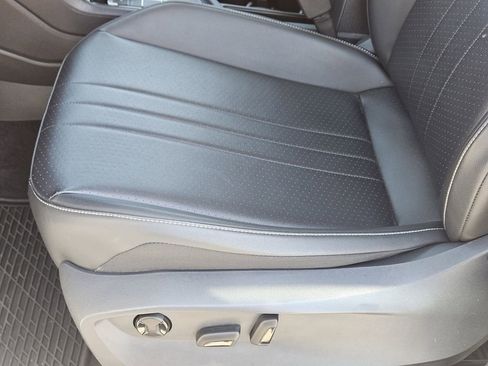 Used 2022 Volkswagen Tiguan SE w/ Panoramic Sunroof Package FWD image 18