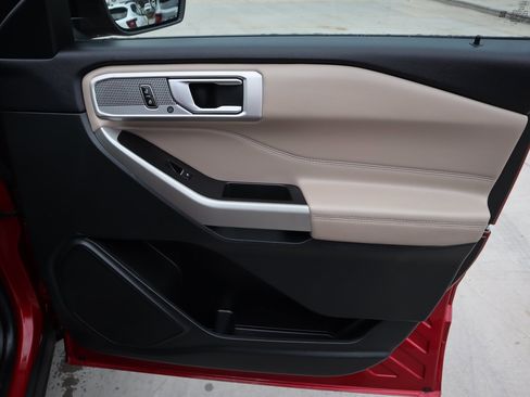 Used 2023 Ford Explorer Limited image 12