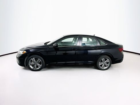 Used 2024 Volkswagen Jetta SE image 4