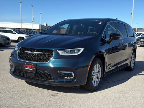 Used 2025 Chrysler Pacifica Select image 2