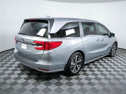 Used 2024 Honda Odyssey Touring image 3