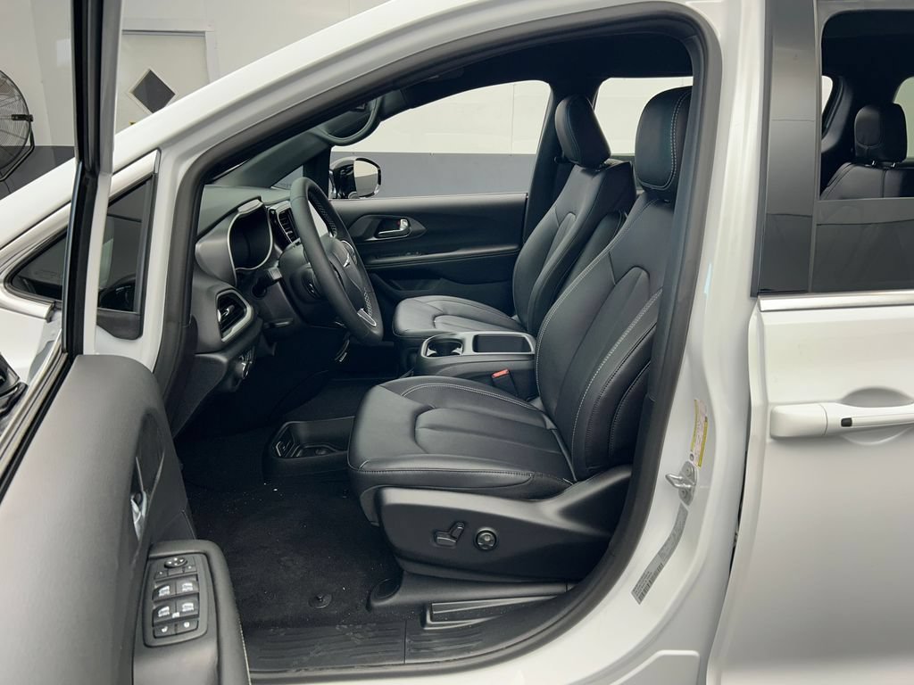 New 2026 Chrysler Voyager LX FWD image 10
