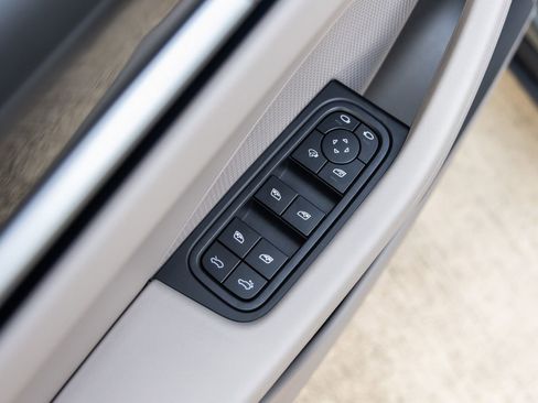 Certified 2025 Porsche Macan Electric image 22