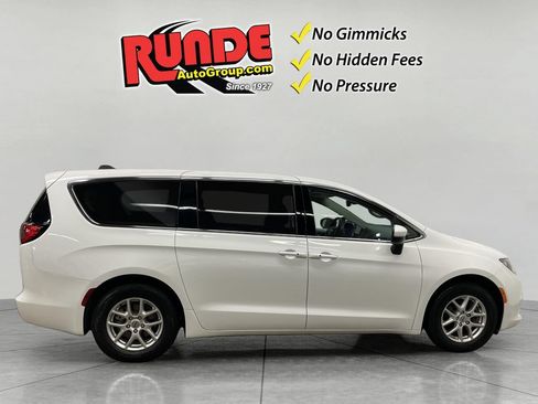 Used 2023 Chrysler Voyager LX FWD image 6