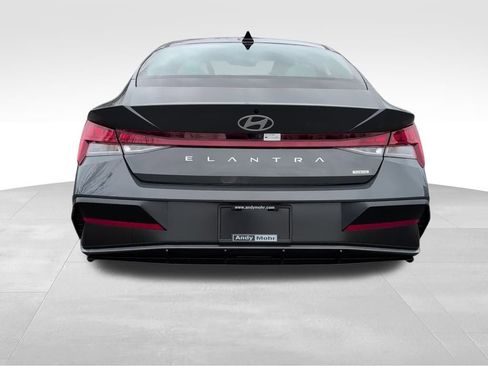 Used 2025 Hyundai Elantra Limited FWD image 6