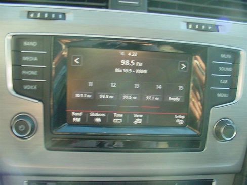 Used 2015 Volkswagen Golf SE image 14