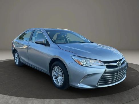 Used 2017 Toyota Camry LE FWD image 3