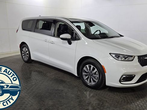 Used 2023 Chrysler Pacifica Touring-L FWD image 1